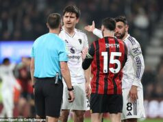 Harry Maguire dostal DODATOČNÝ zákaz za nadávky na rozhodcov – vďaka čomu zmešká cestu Man United do Chelsea a prinúti ich spoliehať sa na 19 a 20-ročných obrancov Reakcia Harryho Maguirea na jeho vylúčenie z Bournemouthu mu prinesie zákaz