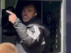 Harry Winks v nahnevanej konfrontácii s fanúšikmi s Leicester City na pokraji zostupu Harry Winks v nahnevanej konfrontácii s fanúšikmi s Leicester City na pokraji zostupu