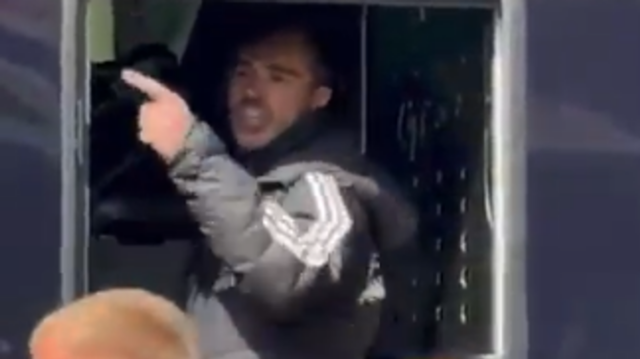 Harry Winks v nahnevanej konfrontácii s fanúšikmi s Leicester City na pokraji zostupu
