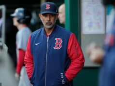 Hasičský manažér Boston Red Sox Alex Cora a štyria tréneri po ich šokujúcom začiatku sezóny MLB Boston Red Sox prepustil manažéra Alexa Coru po hroznom začiatku sezóny