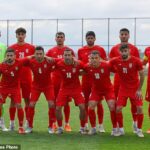 Hráči Iránu pózujú na tímovej fotografii pred ich priateľským futbalovým zápasom s Kostarikou v Turecku