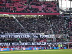 Hlavný tréner Borussie Mönchengladbach Eugen Polanski podporuje fanúšikov po protestných transparentoch Rocca Reitza proti RB Leipzig Download app from appStore