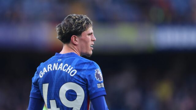 Útočník Chelsea Alejandro Garnacho v akcii proti Manchestru City