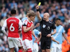 Hodnotenie hráčov Arsenalu verzus City vrátane Gabrielovho 5/10 po „prehre hlavy Erlinga Haalanda“ Rozhodca Anthony Taylor ukazuje žltú kartu Erlingovi Haalandovi a Gabrielovi počas zápasu Premier League medzi Manchestrom City a Arsenalom na Etihad Stadium.