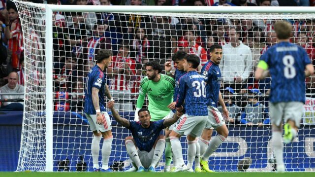 Gabrielovi z Arsenalu pomáhajú Ben White, David Raya, Piero Hincapie a Martin Zubimendi po zablokovaní strely Antoina Griezmanna.
