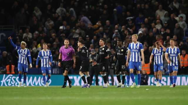 Hráči Chelsea sa sťažujú počas porážky s Brightonom na Amex Stadium