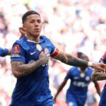 LONDÝN, ANGLICKO - 26. apríla: Enzo Fernandez z Chelsea oslavuje so spoluhráčmi zo strelenia prvého gólu svojho tímu počas semifinálového zápasu Emirates FA Cup medzi Chelsea a Leeds United na štadióne Wembley 26. apríla 2026 v Londýne v Anglicku. (Foto: Carl Recine/Getty Images)