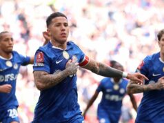 Hodnotenie hráčov Chelsea vs. Leeds United: 8/10 hviezda, ale Garnacho opäť chudobný na víťazstvo v semifinále LONDÝN, ANGLICKO - 26. apríla: Enzo Fernandez z Chelsea oslavuje so spoluhráčmi zo strelenia prvého gólu svojho tímu počas semifinálového zápasu Emirates FA Cup medzi Chelsea a Leeds United na štadióne Wembley 26. apríla 2026 v Londýne v Anglicku. (Foto: Carl Recine/Getty Images)