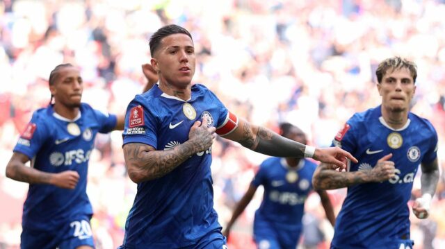 LONDÝN, ANGLICKO - 26. apríla: Enzo Fernandez z Chelsea oslavuje so spoluhráčmi zo strelenia prvého gólu svojho tímu počas semifinálového zápasu Emirates FA Cup medzi Chelsea a Leeds United na štadióne Wembley 26. apríla 2026 v Londýne v Anglicku. (Foto: Carl Recine/Getty Images)