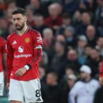 MANCHESTER, ANGLICKO - 13. apríla: Bruno Fernandes z Manchestru United vyzerá skľúčene po tom, čo padol o jeden gól počas zápasu Premier League medzi Manchestrom United a Leeds United na Old Trafford 13. apríla 2026 v Manchestri v Anglicku. (Foto Richard Sellers/Sportsphoto/Allstar cez Getty Images)