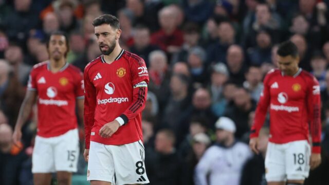 MANCHESTER, ANGLICKO - 13. apríla: Bruno Fernandes z Manchestru United vyzerá skľúčene po tom, čo padol o jeden gól počas zápasu Premier League medzi Manchestrom United a Leeds United na Old Trafford 13. apríla 2026 v Manchestri v Anglicku. (Foto Richard Sellers/Sportsphoto/Allstar cez Getty Images)