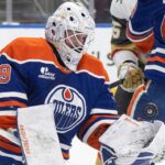 Hokejový fanúšik dostane pôrod počas zápasu Oilers proti Golden Knights