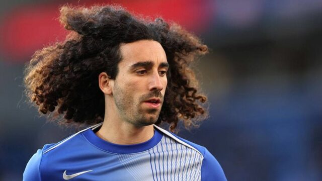 Obranca Chelsea Marc Cucurella pred zápasom s Brightonom