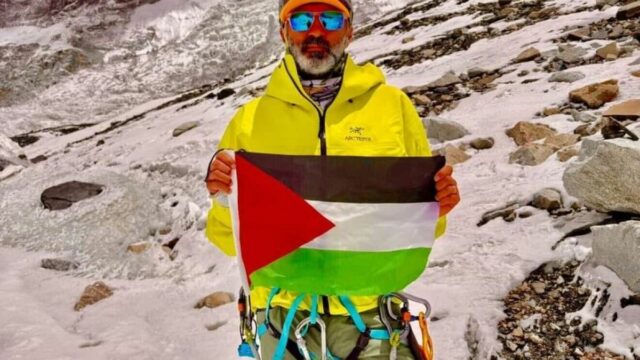 Horolezec vyliezol na Everest pre palestínske deti | Slučka
