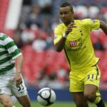 John Bostock z Tottenhamu Hotspur (vpravo) súperí so Simonom Ferrym z Celticu počas súťaže Wembley Cup na štadióne Wembley v západnom Londýne 26. júla 2009. AFP PHOTO/Ian Kington (Fotografia by si mala prečítať IAN KINGTON/AFP cez Getty Images)