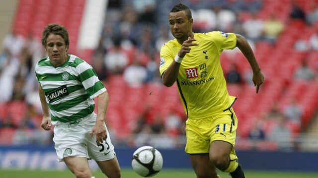 John Bostock z Tottenhamu Hotspur (vpravo) súperí so Simonom Ferrym z Celticu počas súťaže Wembley Cup na štadióne Wembley v západnom Londýne 26. júla 2009. AFP PHOTO/Ian Kington (Fotografia by si mala prečítať IAN KINGTON/AFP cez Getty Images)