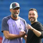 Juergen Klopp, manažér Liverpoolu, hovorí s Robertom De Zerbi, manažérom Brighton & Hove Albion, keď sa tímy rozcvičujú pred zápasom Premier League medzi Brighton & Hove Albion a Liverpool FC na American Express Community Stadium 8. októbra 2023 v Brightone v Anglicku.