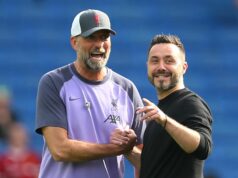 Hral som za Roberta De Zerbiho – je ako Jurgen Klopp a zachráni Tottenham zo zostupu Juergen Klopp, manažér Liverpoolu, hovorí s Robertom De Zerbi, manažérom Brighton & Hove Albion, keď sa tímy rozcvičujú pred zápasom Premier League medzi Brighton & Hove Albion a Liverpool FC na American Express Community Stadium 8. októbra 2023 v Brightone v Anglicku.