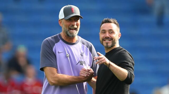 Juergen Klopp, manažér Liverpoolu, hovorí s Robertom De Zerbi, manažérom Brighton & Hove Albion, keď sa tímy rozcvičujú pred zápasom Premier League medzi Brighton & Hove Albion a Liverpool FC na American Express Community Stadium 8. októbra 2023 v Brightone v Anglicku.