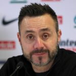 Taliansky hlavný tréner Marseille Roberto De Zerbi (L) sa rozpráva s dánskym stredopoliarom Marseille #23 Pierre-Emile Hojbjergom (R) v technickej oblasti počas posledného 32. futbalového zápasu Francúzskeho pohára (Coupe de France) medzi Olympique de Marseille (OM) a Lille LOSC na Stade Velodrome, južné Francúzsko, 24. januára 2005 v Marse. od Christophe SIMON / AFP cez Getty Images)