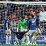 MADRID, ŠPANIELSKO - 29. apríla: Declan Rice z Arsenalu víta spoluhráča Gabriela po semifinálovom zápase prvej časti Ligy majstrov UEFA 2025/26 medzi Atletico de Madrid a Arsenal FC na štadióne Metropolitano 29. apríla 2026 v Madride v Španielsku. (Foto David Price/Arsenal FC cez Getty Images)