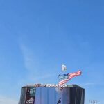 Parašutista zostal visieť na výsledkovej tabuli po tom, čo sa pokazili kiná pred zápasom