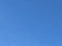 Hrôzostrašný moment parašutistu fúknu do výsledkovej tabuľky počas slávností pred zápasom univerzitného futbalu Parašutista zostal visieť na výsledkovej tabuli po tom, čo sa pokazili kiná pred zápasom