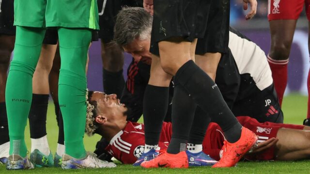 Hugo Ekitike sa proti PSG zranil