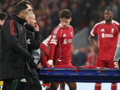 Hugo Ekitike utrpel obrovskú ranu pre nádej Liverpoolu na návrat do Ligy majstrov Hugo Ekitike odišiel z lopty (AP)