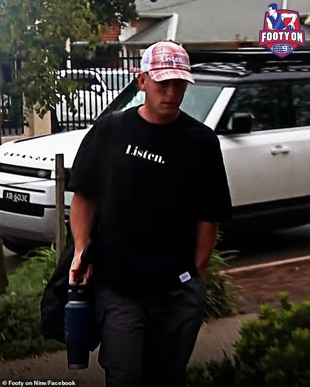 Hviezda AFL posiela na svoje tričko VEĽMI špicatý jednoslovný odkaz Zak Butters (na snímke) sa objavil na svojom súde v tričku s nápisom „Počúvaj“ v ostrej správe pre AFL.