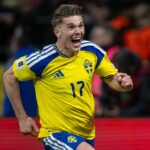 Viktor Gyokeres zo Švédska oslavuje 26. marca 2026 po strelení prvého gólu tímu počas zápasu play-off európskej kvalifikácie majstrovstiev sveta 2026 medzi Ukrajinou a Švédskom na štadióne Ciutat de Valencia v španielskej Valencii. (Foto: David Aliaga/NurPhoto cez Getty Images)