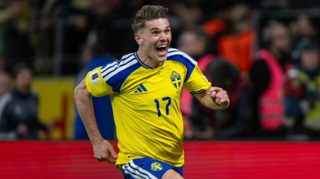 Viktor Gyokeres zo Švédska oslavuje 26. marca 2026 po strelení prvého gólu tímu počas zápasu play-off európskej kvalifikácie majstrovstiev sveta 2026 medzi Ukrajinou a Švédskom na štadióne Ciutat de Valencia v španielskej Valencii. (Foto: David Aliaga/NurPhoto cez Getty Images)