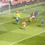 Útočník Arsenalu Viktor Gyokeres túto šancu – a potom ešte dve – premárnil v záverečnej fáze proti Bournemouthu