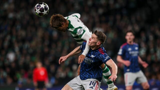 LISABON, PORTUGALSKO - 7. apríla: Hidemasa Morita zo Sporting CP vyššie vedie loptu počas štvrťfinálového zápasu prvej časti Ligy majstrov UEFA 2025/26 medzi Sporting Clube de Portugal a Arsenal FC na Estadio Jose Alvalade 7. apríla 2026 v portugalskom Lisabone. (Foto: Carlos Rodrigues/Getty Images)