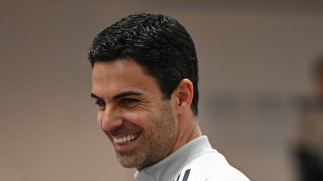 LONDÝN COLNEY, ANGLICKO - 3. apríla: Manažér Arsenalu Mikel Arteta počas tréningu Arsenal Women v Sobha Realty Training Center 3. apríla 2026 v London Colney, Anglicko. (Foto David Price/Arsenal FC cez Getty Images)