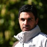 Tréner Arsenalu Mikel Arteta počas tréningu.