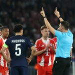 Joshua Kimmich z FC Bayern Mníchov reaguje na rozhodcu Sandro Schaerera