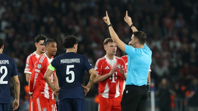 Joshua Kimmich z FC Bayern Mníchov reaguje na rozhodcu Sandro Schaerera 