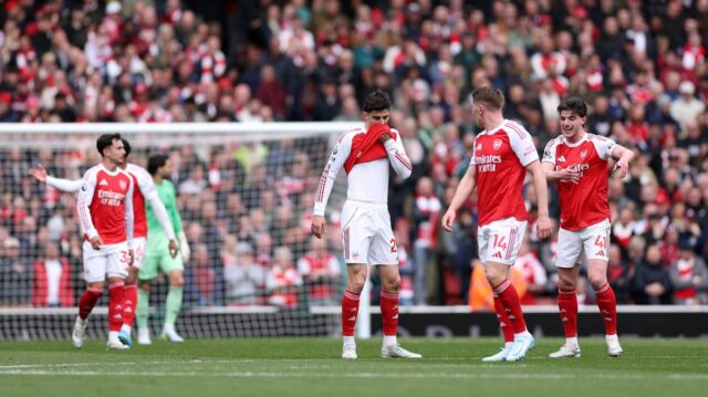 LONDÝN, ANGLICKO - 11. apríla: Kai Havertz a Declan Rice z Arsenalu reagujú po inkasovaní gólu ich tímu počas zápasu Premier League medzi Arsenalom a Bournemouthom na Emirates Stadium 11. apríla 2026 v Londýne v Anglicku. (Foto: Justin Setterfield/Getty Images)