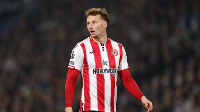 Obranca Brentfordu Sepp van den Berg mieri vysoko