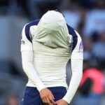 Xavi Simons vyzerá skľúčene počas zápasu Premier League medzi Tottenhamom Hotspur a Brighton & Hove Albion