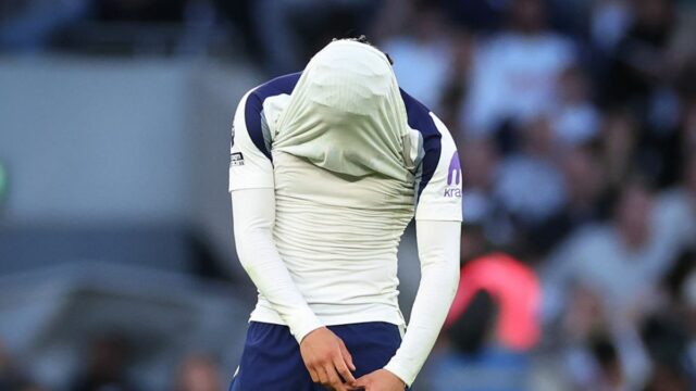 Xavi Simons vyzerá skľúčene počas zápasu Premier League medzi Tottenhamom Hotspur a Brighton & Hove Albion 