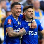 Enzo Fernandez a Pedro Neto z Chelsea oslavujú prvý gól počas semifinálového zápasu Emirates FA Cup medzi Chelsea a Leeds United 26. apríla 2026 v Londýne v Anglicku.