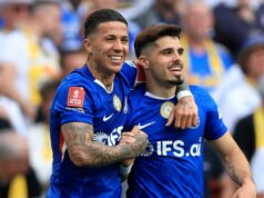 Hviezda Chelsea otvára tlak BlueCo a „zábavný“ vzťah s duom Man City Enzo Fernandez a Pedro Neto z Chelsea oslavujú prvý gól počas semifinálového zápasu Emirates FA Cup medzi Chelsea a Leeds United 26. apríla 2026 v Londýne v Anglicku.