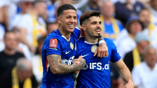 Enzo Fernandez a Pedro Neto z Chelsea oslavujú prvý gól počas semifinálového zápasu Emirates FA Cup medzi Chelsea a Leeds United 26. apríla 2026 v Londýne v Anglicku.