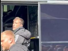 Hviezda Leicesteru, ktorá zarába 90 000 libier týždenne, je zapojená do röntgenovej konfrontácie so zúrivými fanúšikmi, keď Foxes sedí na pokraji zostupu BACK-TO-BACK do League One – 10 rokov od titulu Premier League Harry Winks bol zapojený do ostrej výmeny názorov s fanúšikmi Leicesteru po ich porážke 1:0 na ihrisku Portsmouthu