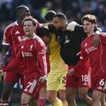 Curtis Jones (vpredu) namieril brutálny výkop na Everton po víťazstve Liverpoolu v derby Merseyside