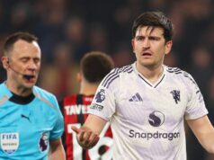 Hviezda Man Utd dostala po červenej karte ďalší zákaz hry a vynechá súboj s Chelsea BOURNEMOUTH, ANGLICKO - 20. marca: Harry Maguire z Manchestru United reaguje na rozhodcu Stuarta Attwella po tom, čo dostal červenú kartu počas zápasu Premier League medzi Bournemouthom a Manchestrom United na Vitality Stadium 20. marca 2026 v anglickom Bournemouthe. (Foto: Warren Little/Getty Images)