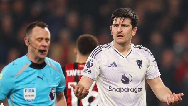 Hviezda Man Utd dostala po červenej karte ďalší zákaz hry BOURNEMOUTH, ANGLICKO - 20. marca: Harry Maguire z Manchestru United reaguje na rozhodcu Stuarta Attwella po tom, čo dostal červenú kartu počas zápasu Premier League medzi Bournemouthom a Manchestrom United na Vitality Stadium 20. marca 2026 v anglickom Bournemouthe. (Foto: Warren Little/Getty Images)