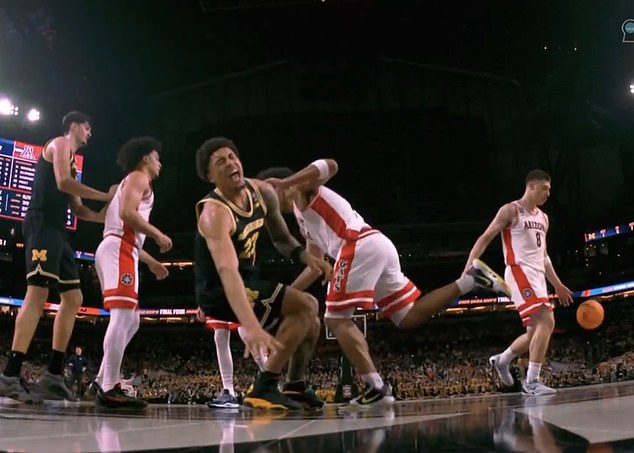 Hviezda Michiganu Yaxel Lendeborg opúšťa súboj Final Four s Arizonou Yaxel Lendeborg z Michiganu odišiel z Final Four v bolestiach po prejazde jazdným pruhom proti Arizone.